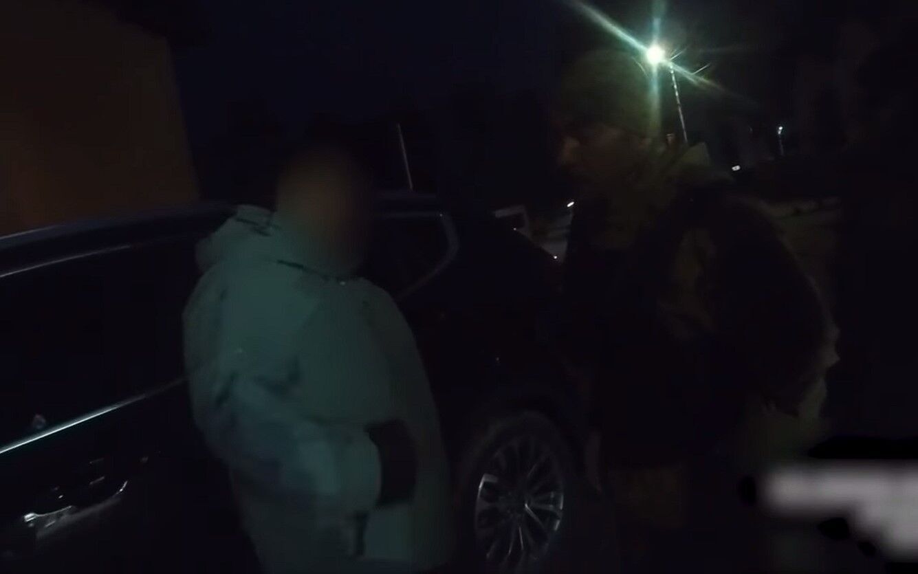 На Киевщине пьяный водитель, сбегая от полиции, протаранил авто, а его пассажирка напала на правоохранителя. Видео