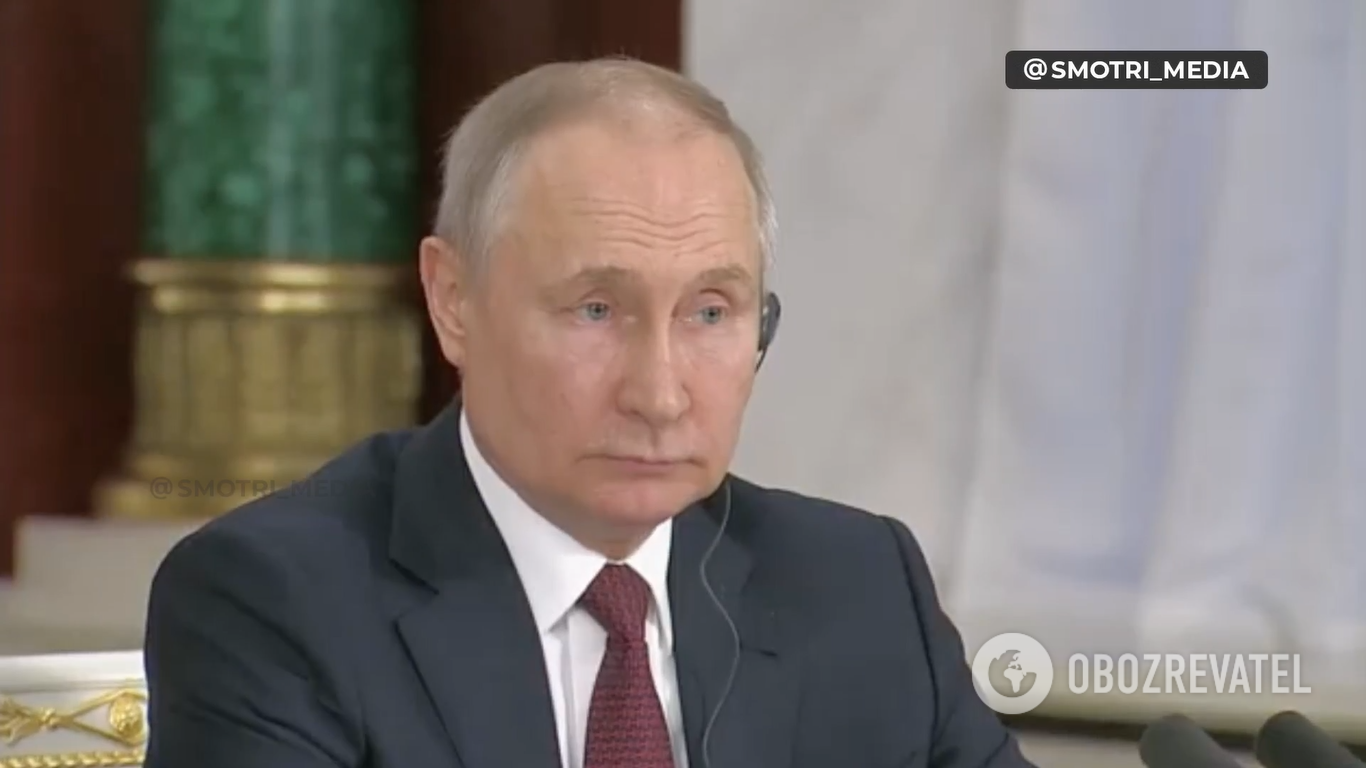 Президент РФ Владимир Путин слушает Си Цзиньпиня