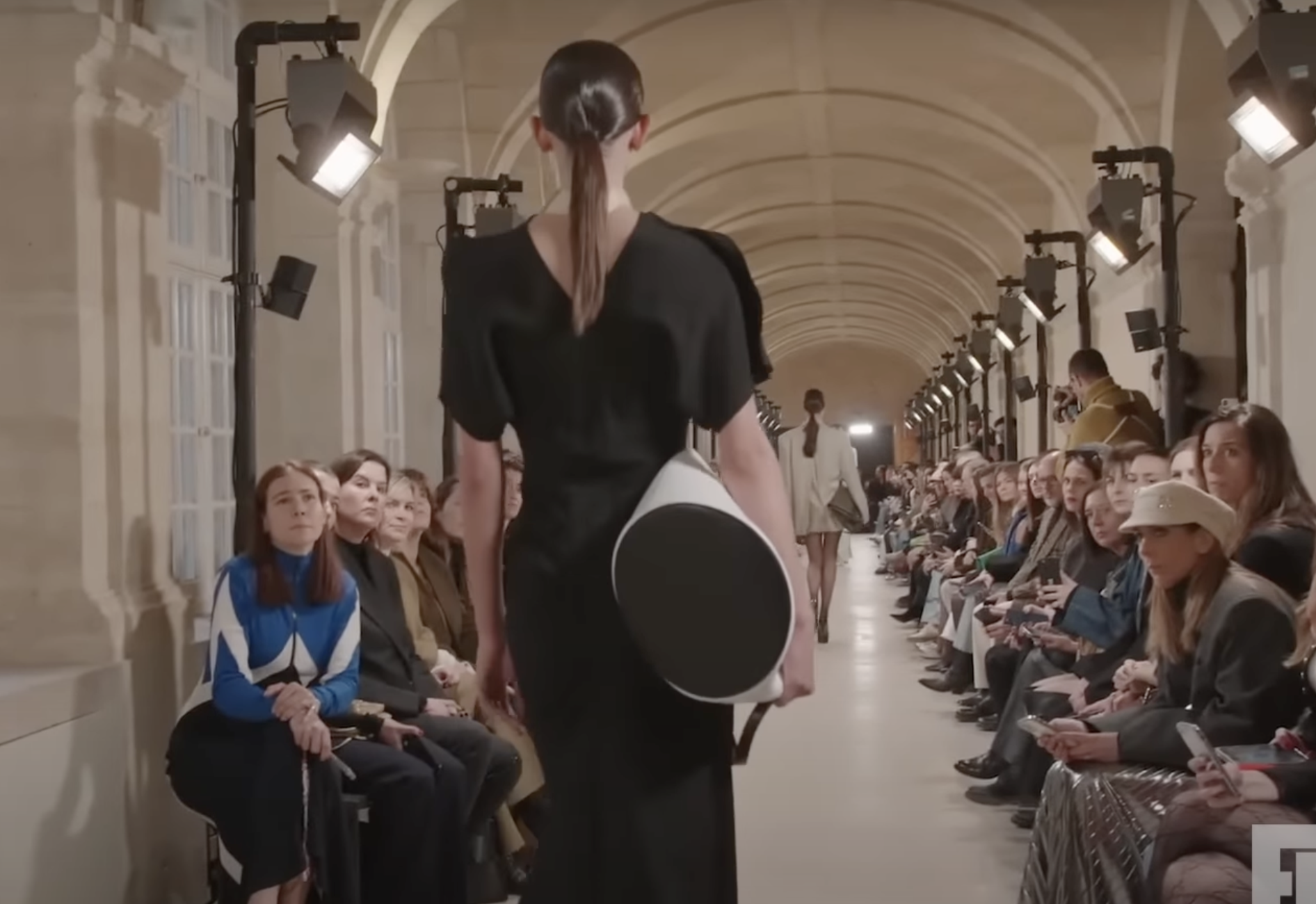 Виктория Бекхэм задает тренд: названа самая модная прическа весны 2023. Фото