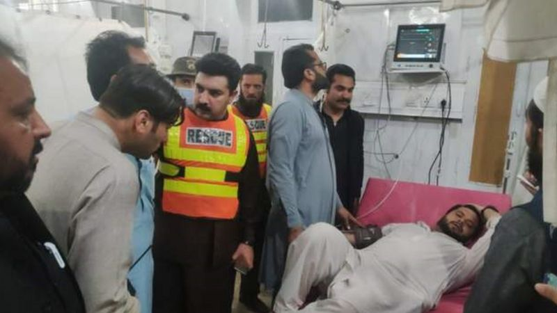 Люди в панике выбегали из домов: в результате землетрясения в Афганистане и Пакистане погибли 13 человек, сотни ранены. Фото