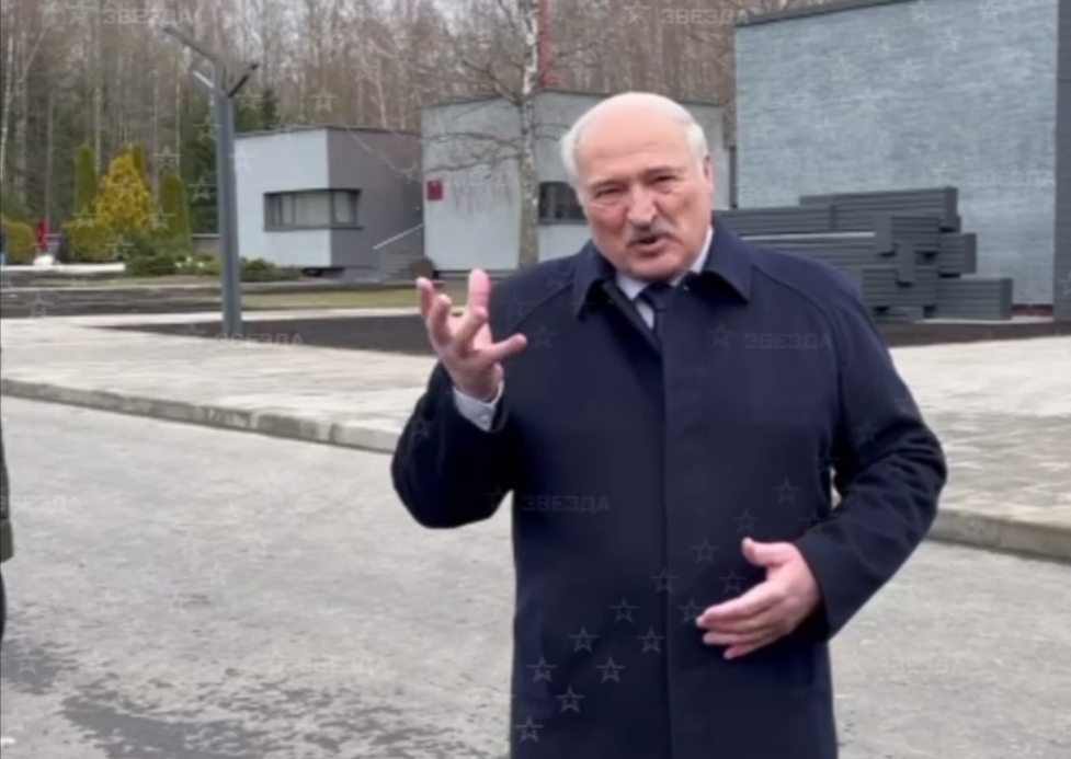 "Россия поставит нам боеприпасы с настоящим ураном": Лукашенко устроил истерику из-за снарядов от Великобритании для ВСУ. Видео