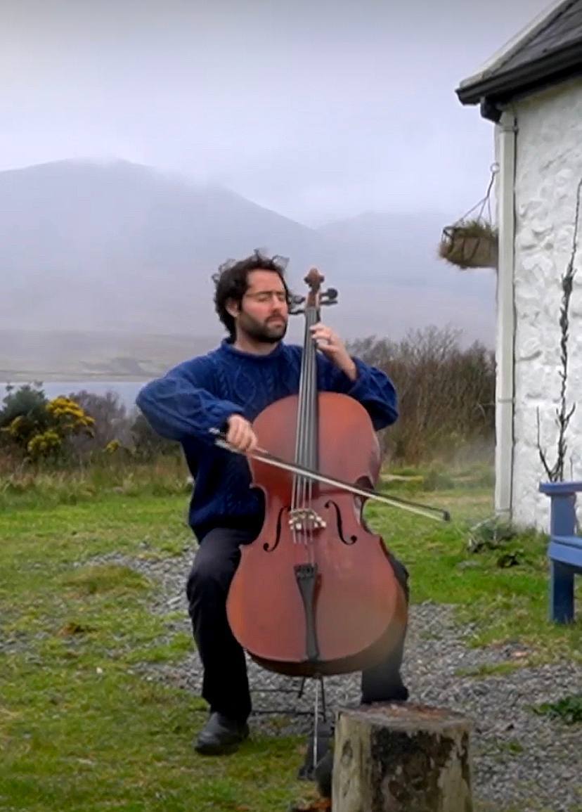 "Это разбило мне сердце": ирландский виолончелист поразил украинцев исполнением песни "Ой у вишневому саду". Видео 
