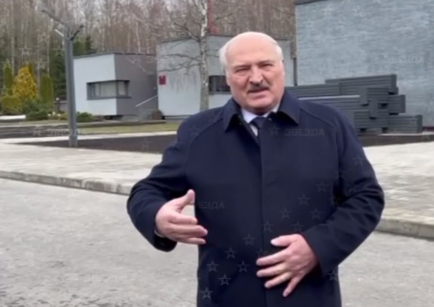 "Росія поставить нам боєприпаси із справжнім ураном": Лукашенко влаштував істерику через снаряди від Британії  для ЗСУ. Відео