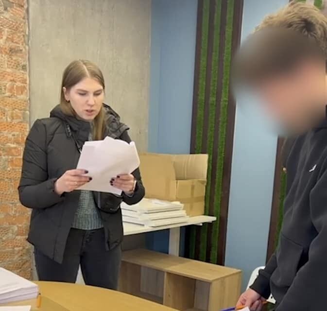 Полиция сообщила о подозрении еще одному участнику скандальных пьяных вечеринок в Киеве, где снимали обнаженных девушек на видео