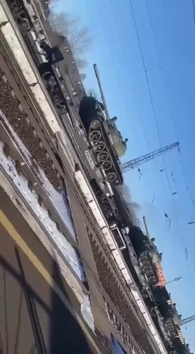 Росія розконсервувала танки, яким майже 80 років: їх залізницею почали перекидати в Україну. Відео