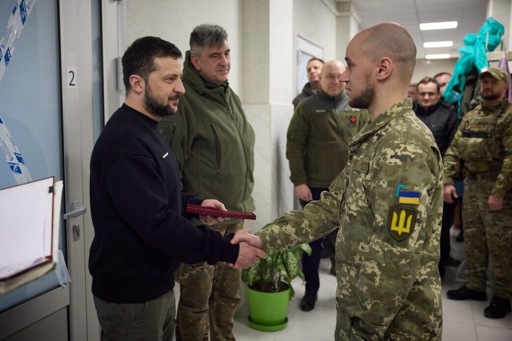 Президент країни потиснув руку захисникам Донбасу