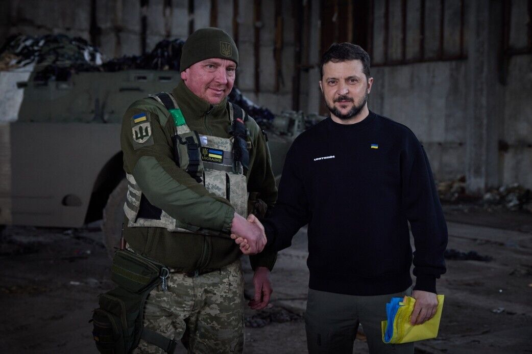 Владимир Зеленский с украинским защитником. Март 2023 года