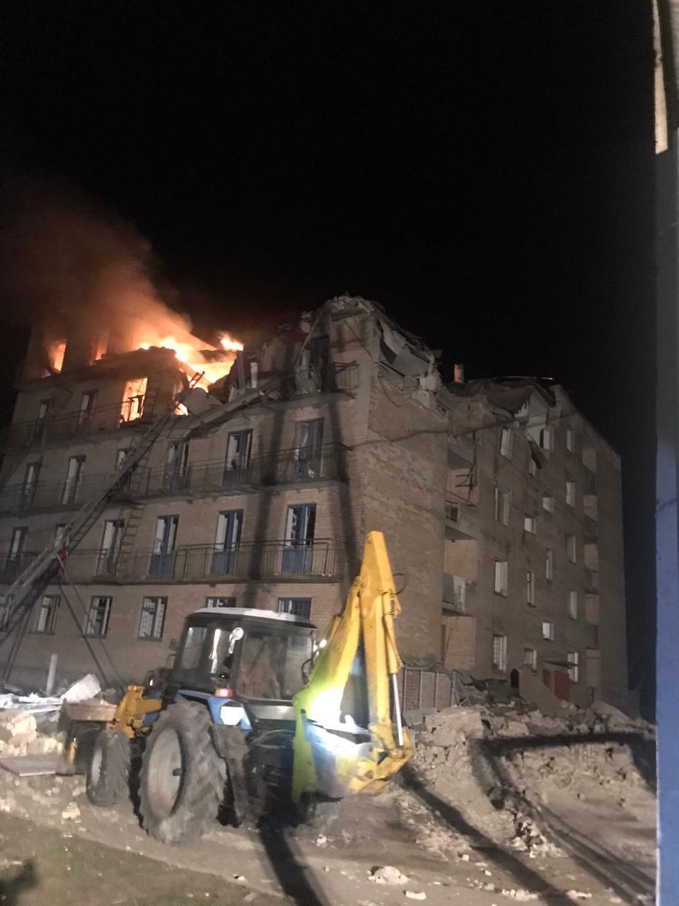 На Киевщине в результате вражеской атаки разрушены общежития: количество погибших возросло до восьми. Фото и видео