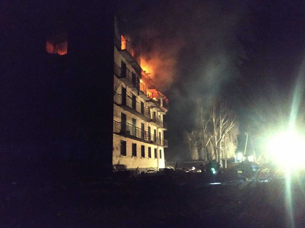 На Киевщине в результате вражеской атаки разрушены общежития: количество погибших возросло до восьми. Фото и видео