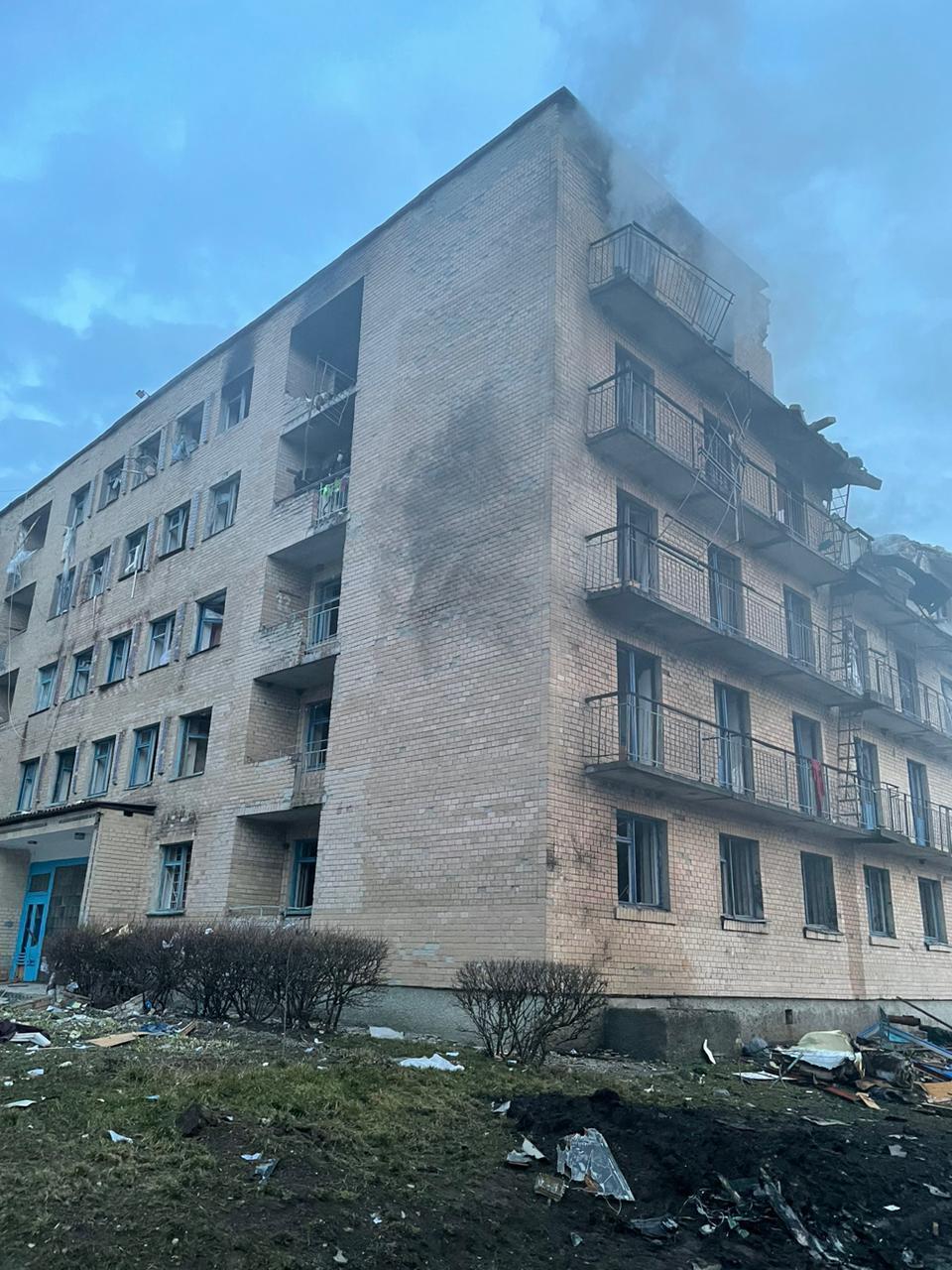 На Київщині внаслідок ворожої атаки зруйновано гуртожитки: кількість загиблих зросла до восьми. Фото і відео