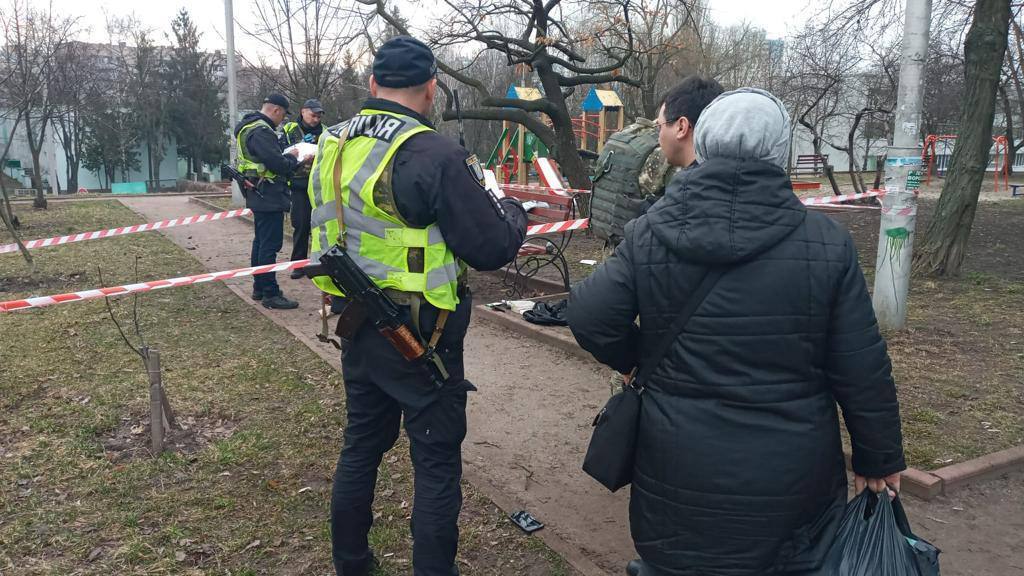 В Киеве в руках мужчины сдетонировала граната: трагедия произошла возле детской площадки. Фото
