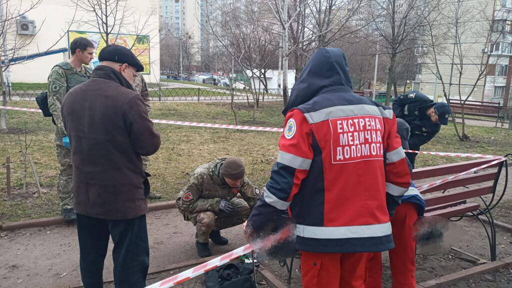 В Киеве в руках мужчины сдетонировала граната: трагедия произошла возле детской площадки. Фото