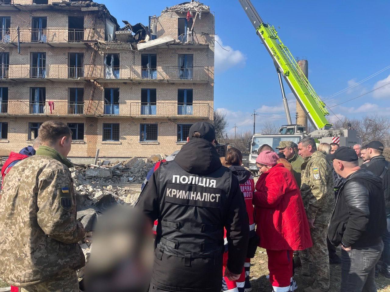 На Київщині внаслідок ворожої атаки зруйновано гуртожитки: кількість загиблих зросла до восьми. Фото і відео