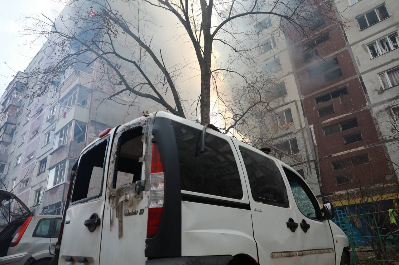 Окупанти вдарили по багатоповерхівках у Запоріжжі: є загиблий, постраждали 33 особи, серед них діти. Фото і відео
