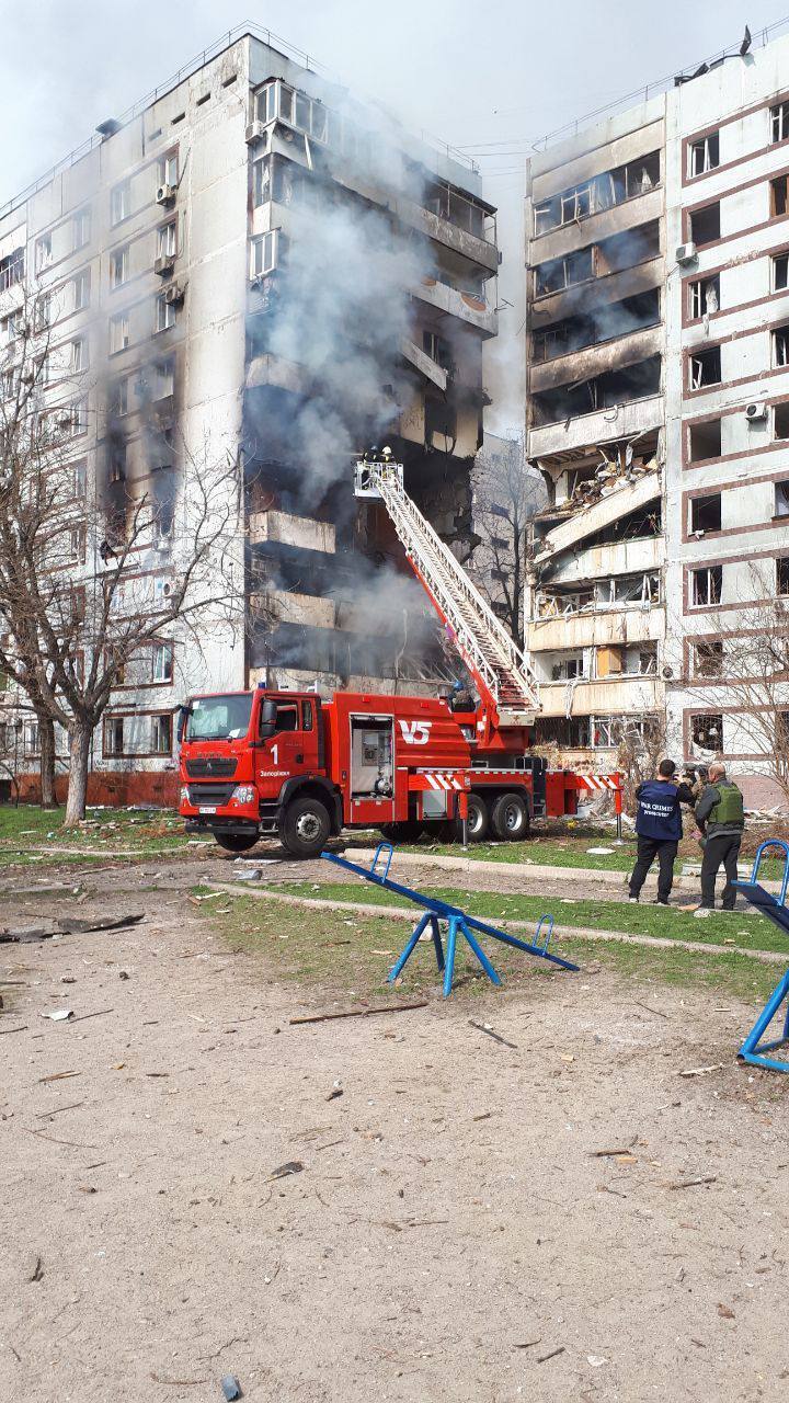 Оккупанты ударили по многоэтажкам в Запорожье: есть погибший, пострадали 33 человека, среди них дети. Фото и видео