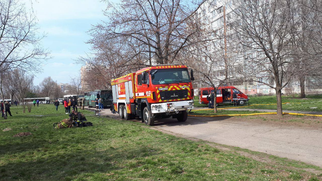 Оккупанты ударили по многоэтажкам в Запорожье: есть погибший, пострадали 33 человека, среди них дети. Фото и видео