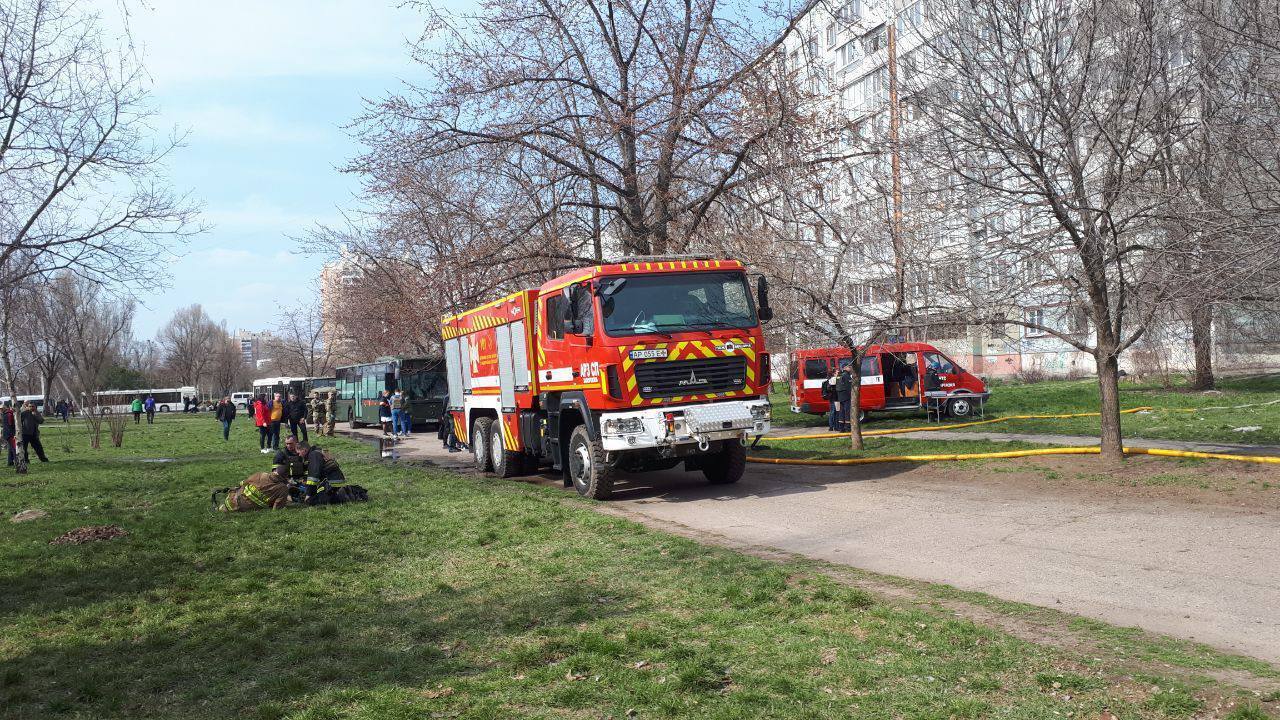 Окупанти вдарили по багатоповерхівках у Запоріжжі: є загиблий, постраждали 33 особи, серед них діти. Фото і відео