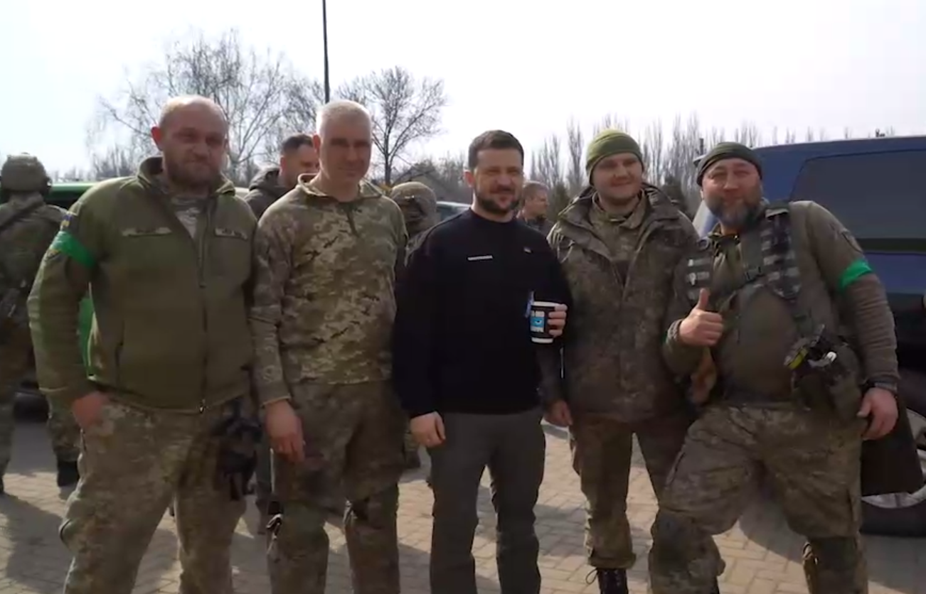 Зеленський дорогою з Бахмута заїхав випити кави з українськими захисниками: наші люди, наші військові, наша земля. Відео