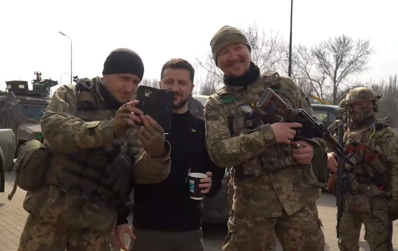 Зеленський дорогою з Бахмута заїхав випити кави з українськими захисниками: наші люди, наші військові, наша земля. Відео