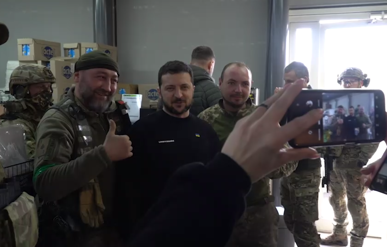 Зеленский по дороге из Бахмута заехал выпить кофе с украинскими защитниками: наши люди, наши военные, наша земля. Видео