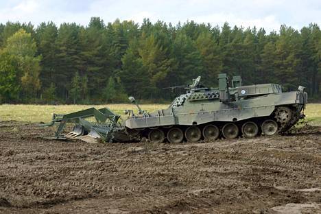 Финляндия передаст Украине еще три танка Leopard 2R, которые используются для разминирования