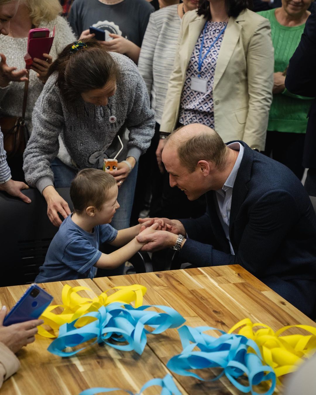 Принц Вільям показав, як грав у настільний теніс і хованки з українськими дітьми-біженцями у Польщі. Фото і відео