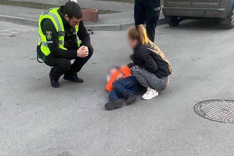 Под Киевом легковушка задела 6-летнего мальчика, который выбежал на дорогу: ребенка госпитализировали. Фото