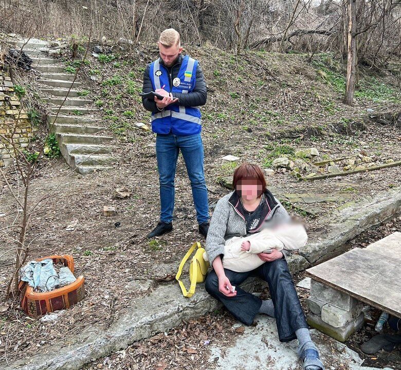 У Києві 5-місячний хлопчик жив у закинутій недобудові в антисанітарних умовах. Фото