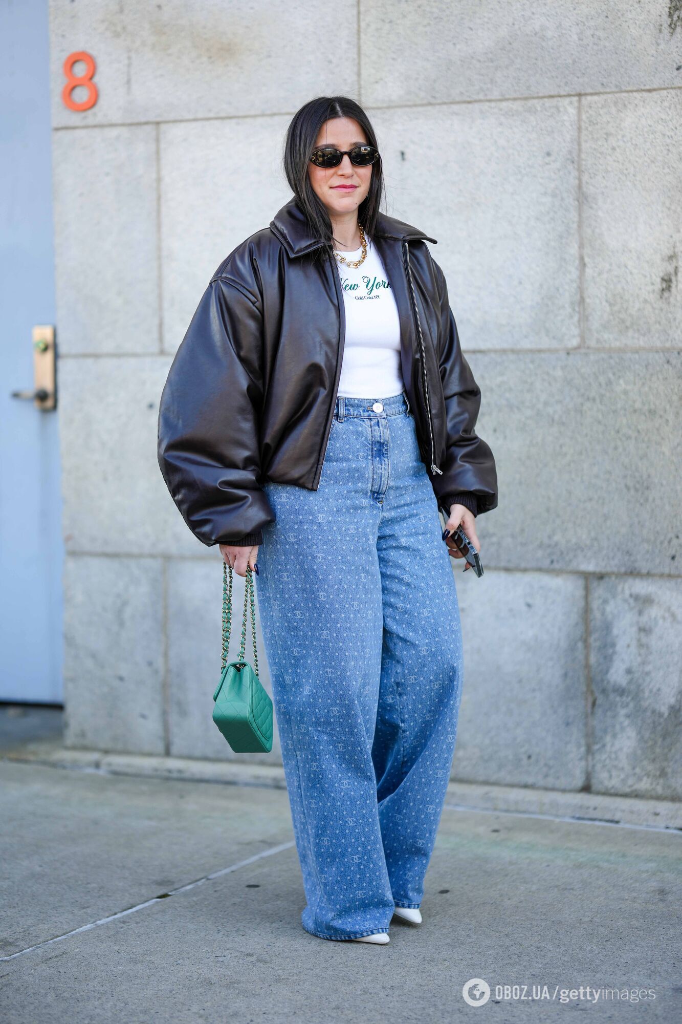 Куртка-бомбер в стиле 60-х снова врывается в моду: с чем ее носить. Фото 