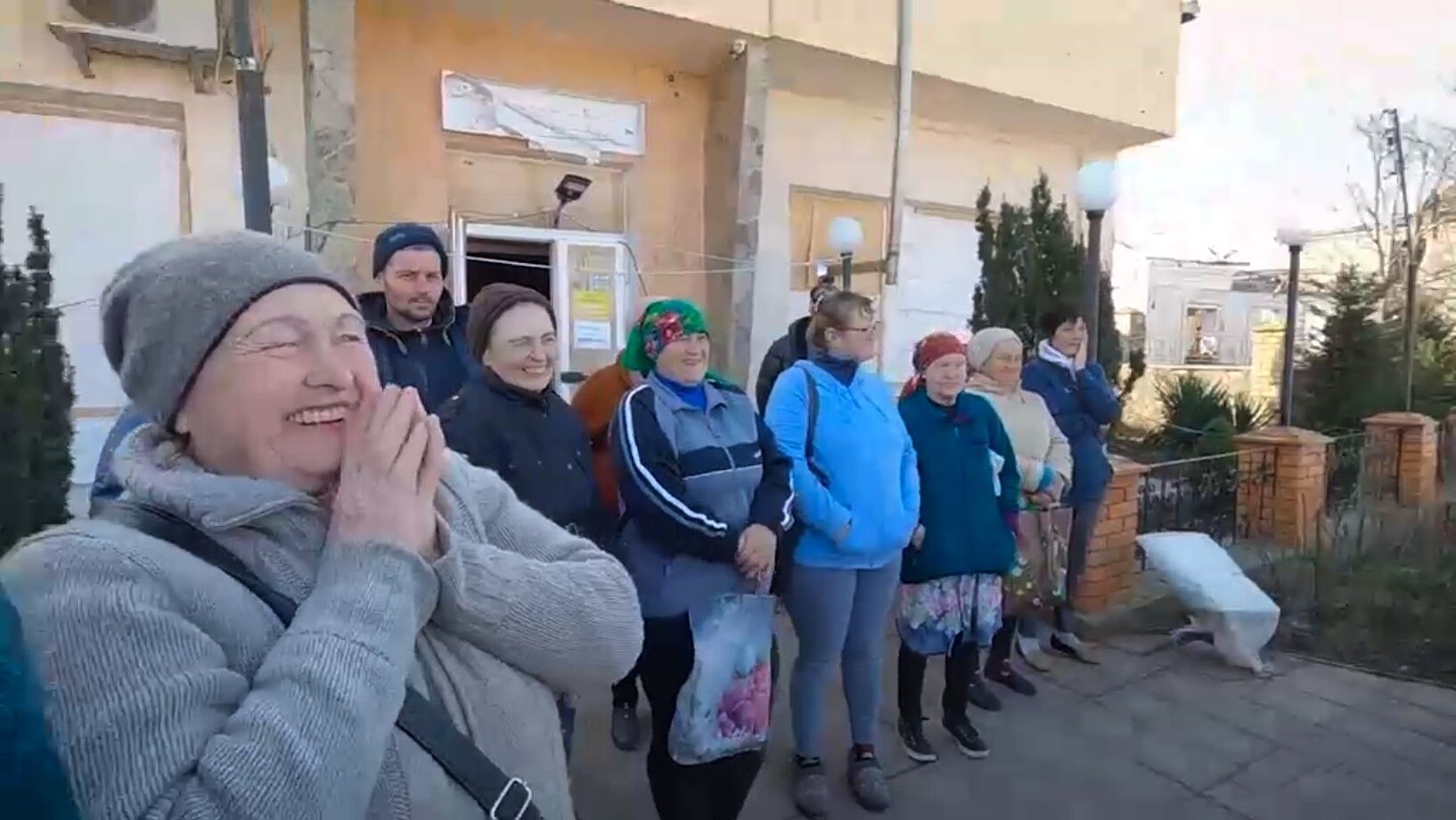 "Усе відновимо, все відбудуємо": Зеленський побував на Херсонщині та поспілкувався з місцевими мешканцями. Відео