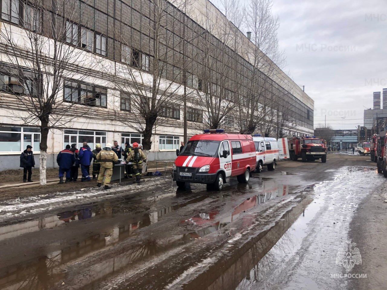 В Ярославле на территории завода, производящего двигатели для техники армии РФ, вспыхнул пожар
