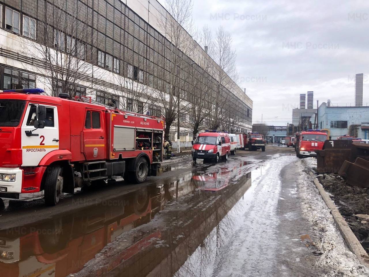 У Ярославлі на території заводу, який виробляє двигуни для техніки армії РФ, спалахнула пожежа