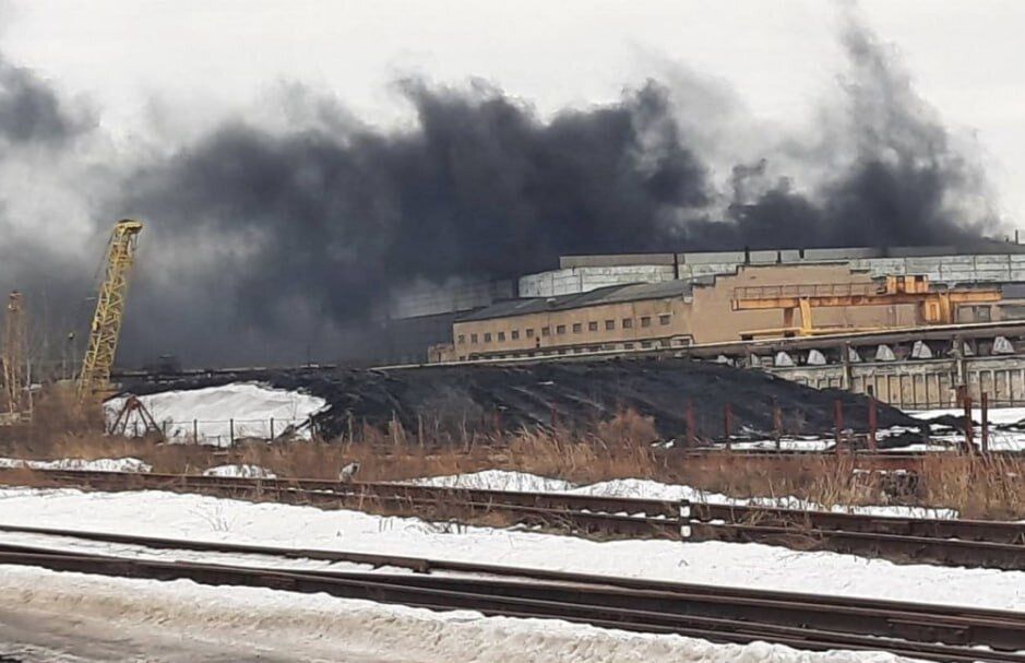 У Ярославлі на території заводу, який виробляє двигуни для техніки армії РФ, спалахнула пожежа