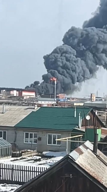 У Свердловській області РФ спалахнула потужна пожежа в науково-виробничому комплексі: валить чорний дим. Відео