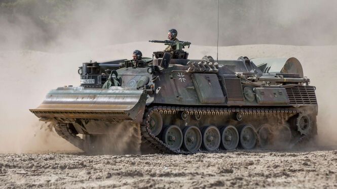 Украина получила от Германии инженерные танки Dachs и пулеметы для танков Leopard: подробности