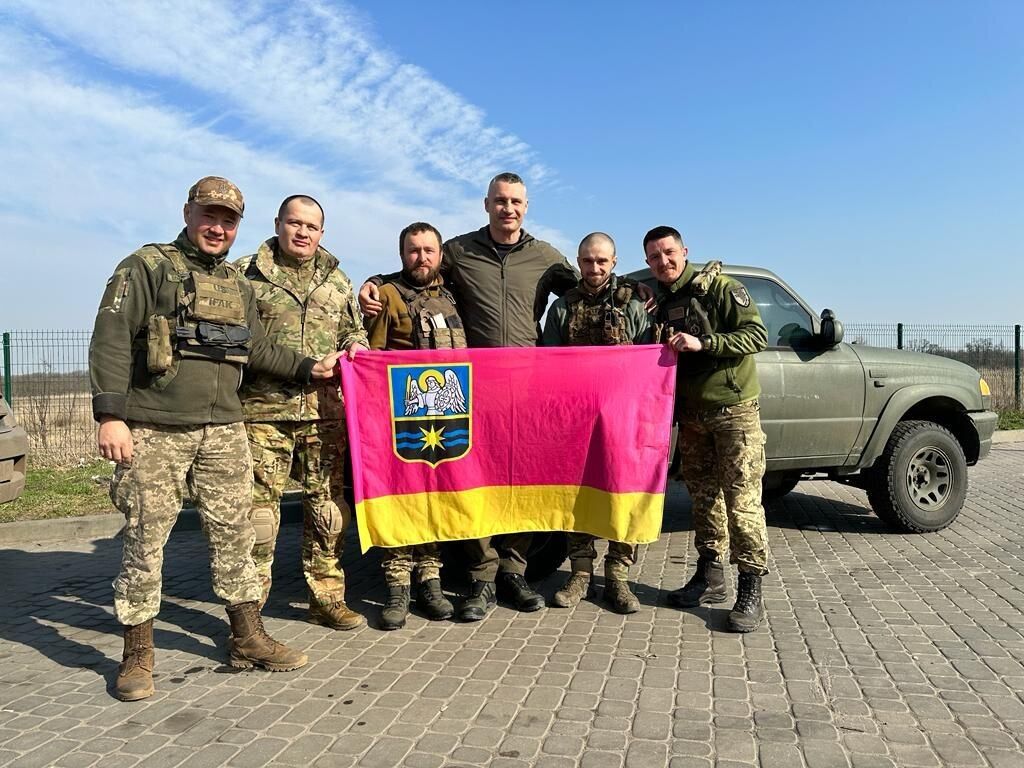 Кличко привіз захисникам на східному фронті медичні засоби,  Starlink, дрони та автомобіль. Фото та відео