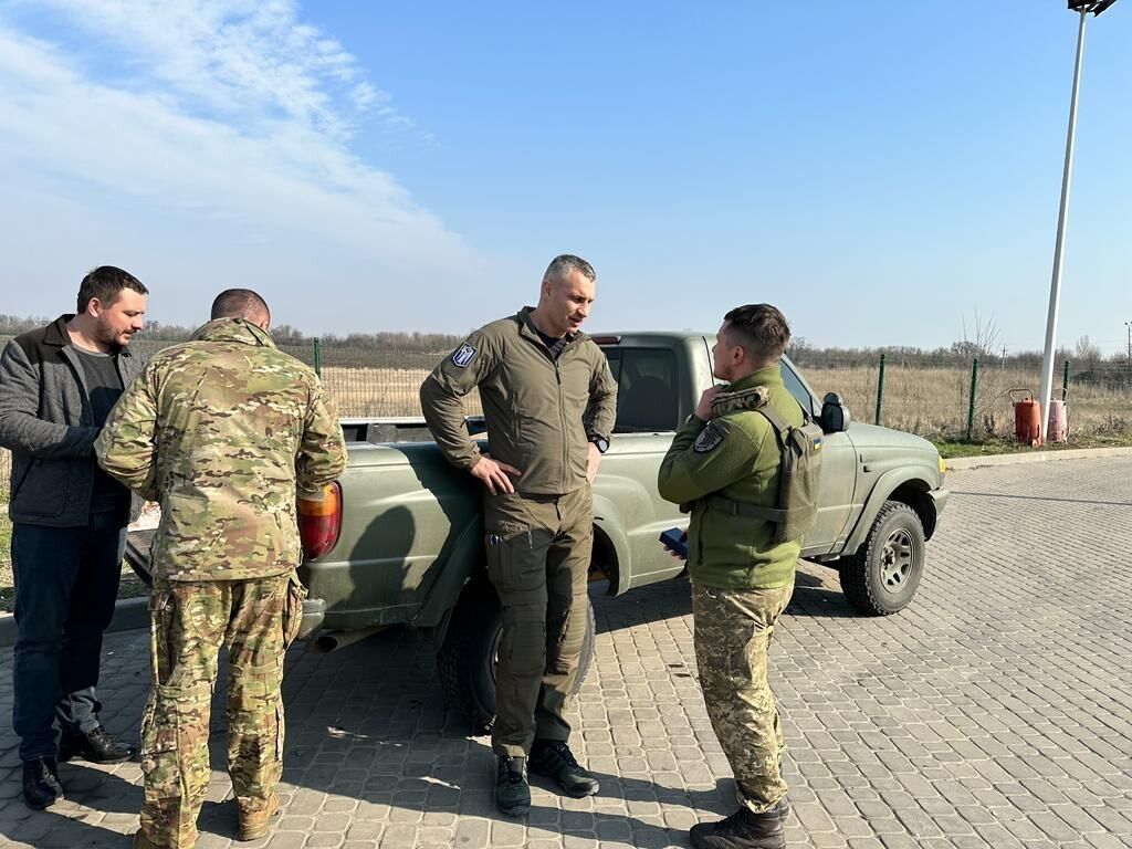 Кличко привез защитникам на восточном фронте медицинские средства, Starlink, дроны и автомобиль. Фото и видео