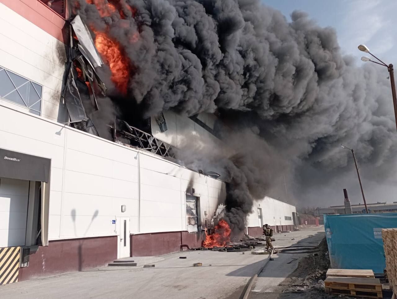 У Свердловській області РФ спалахнула потужна пожежа в науково-виробничому комплексі: валить чорний дим. Відео