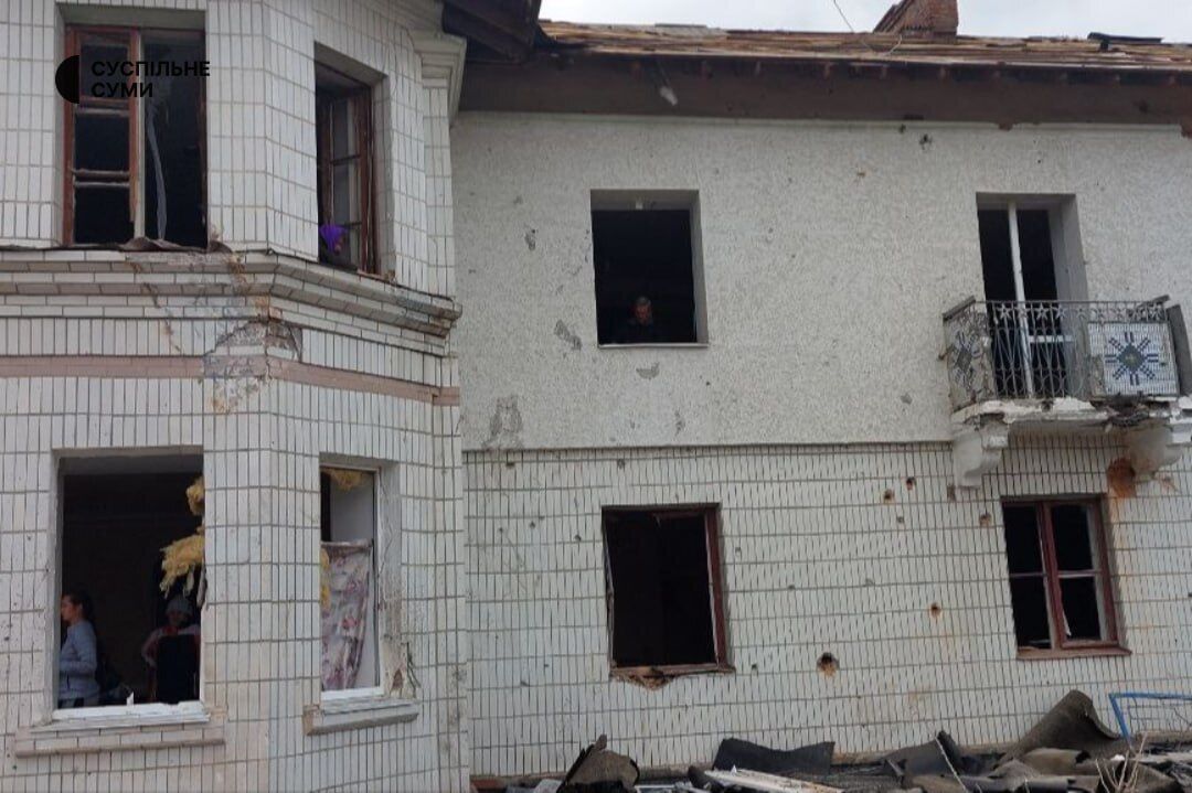 Окупанти потужно вдарили по Білопіллю на Сумщині: загинуло 2 особи, 9 поранено. Фото та відео