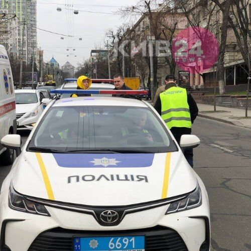 У Києві Mercedes на переході збив дівчину із самокатом. Фото