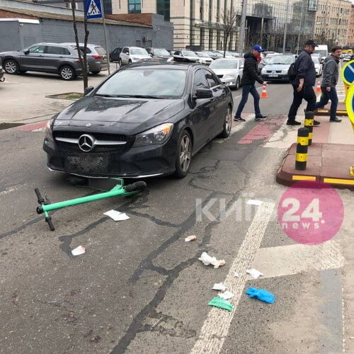 В Киеве Mercedes на переходе сбил девушку с самокатом. Фото