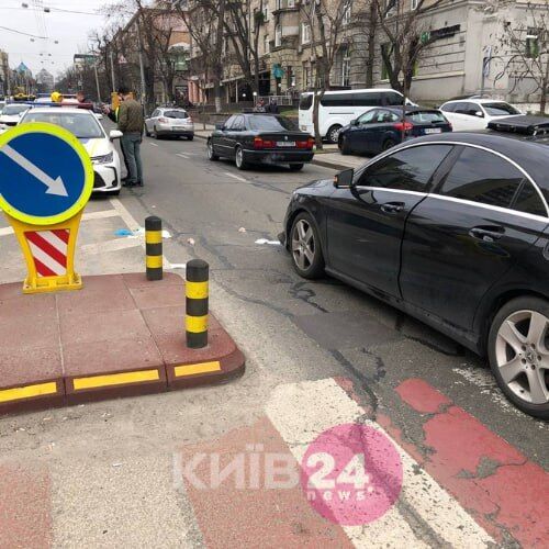 В Киеве Mercedes на переходе сбил девушку с самокатом. Фото