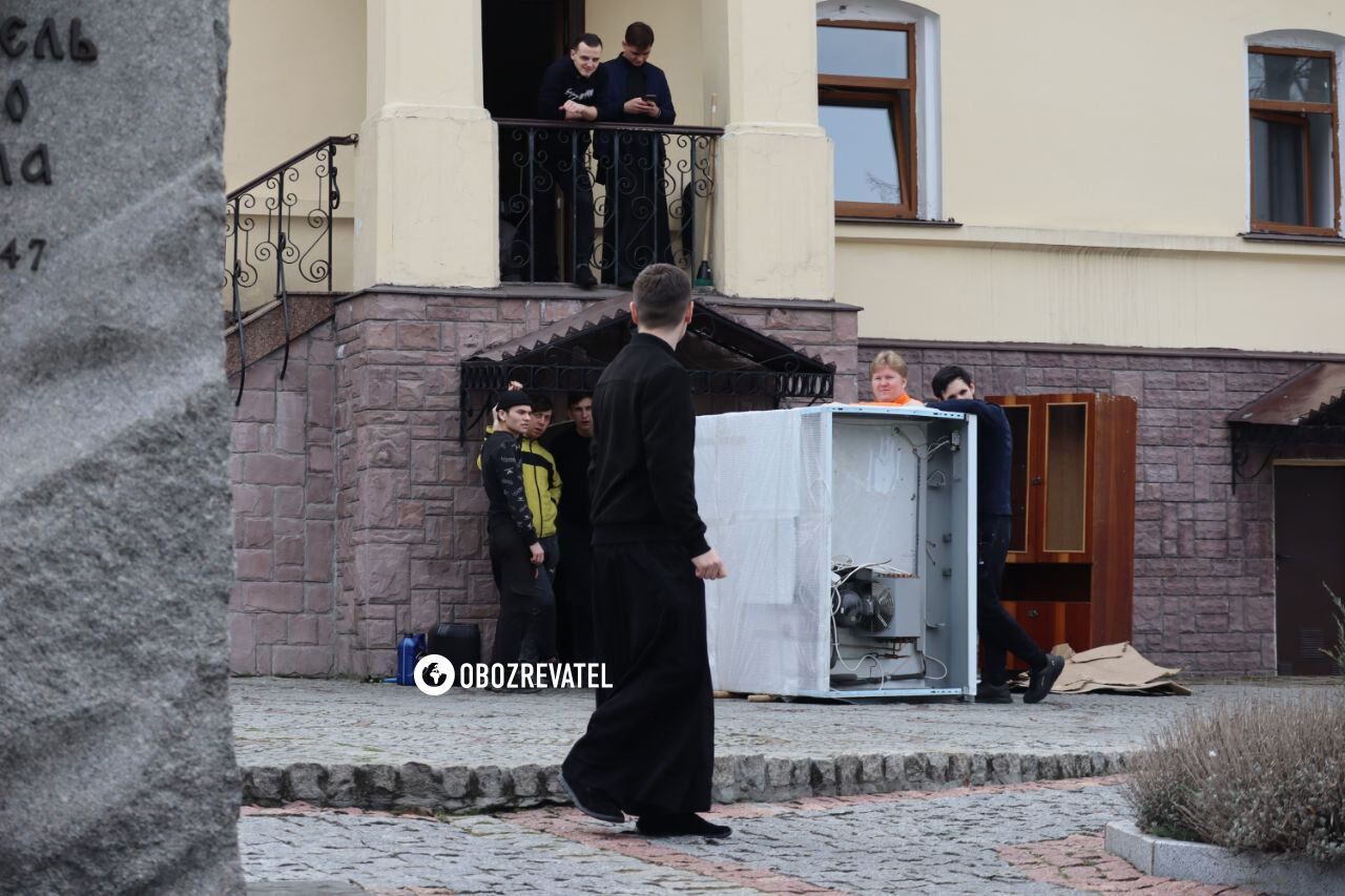 Кресты, иконы, холодильники и даже самогонный аппарат: монахи УПЦ МП вывозят имущество из Киево-Печерской лавры. Фоторепортаж