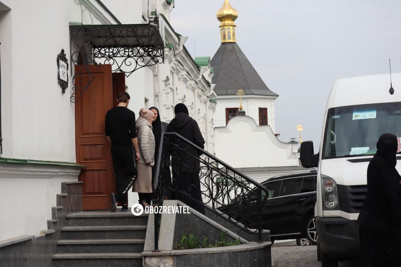 Хрести, ікони, холодильники і навіть самогонний апарат: ченці УПЦ МП вивозять майно з Києво-Печерської лаври. Фоторепортаж