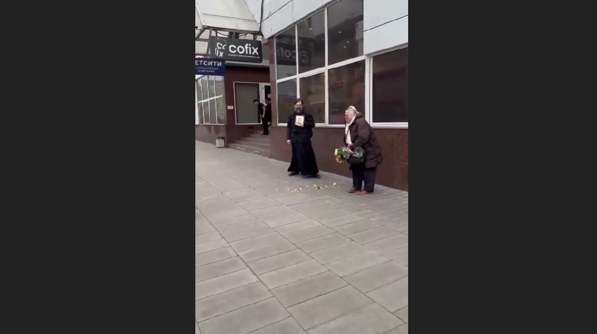 У Росії чоловік у рясі та з іконою в руках, який просив милостиню, побив пенсіонерку: не сподобалася "конкуренція". Відео
