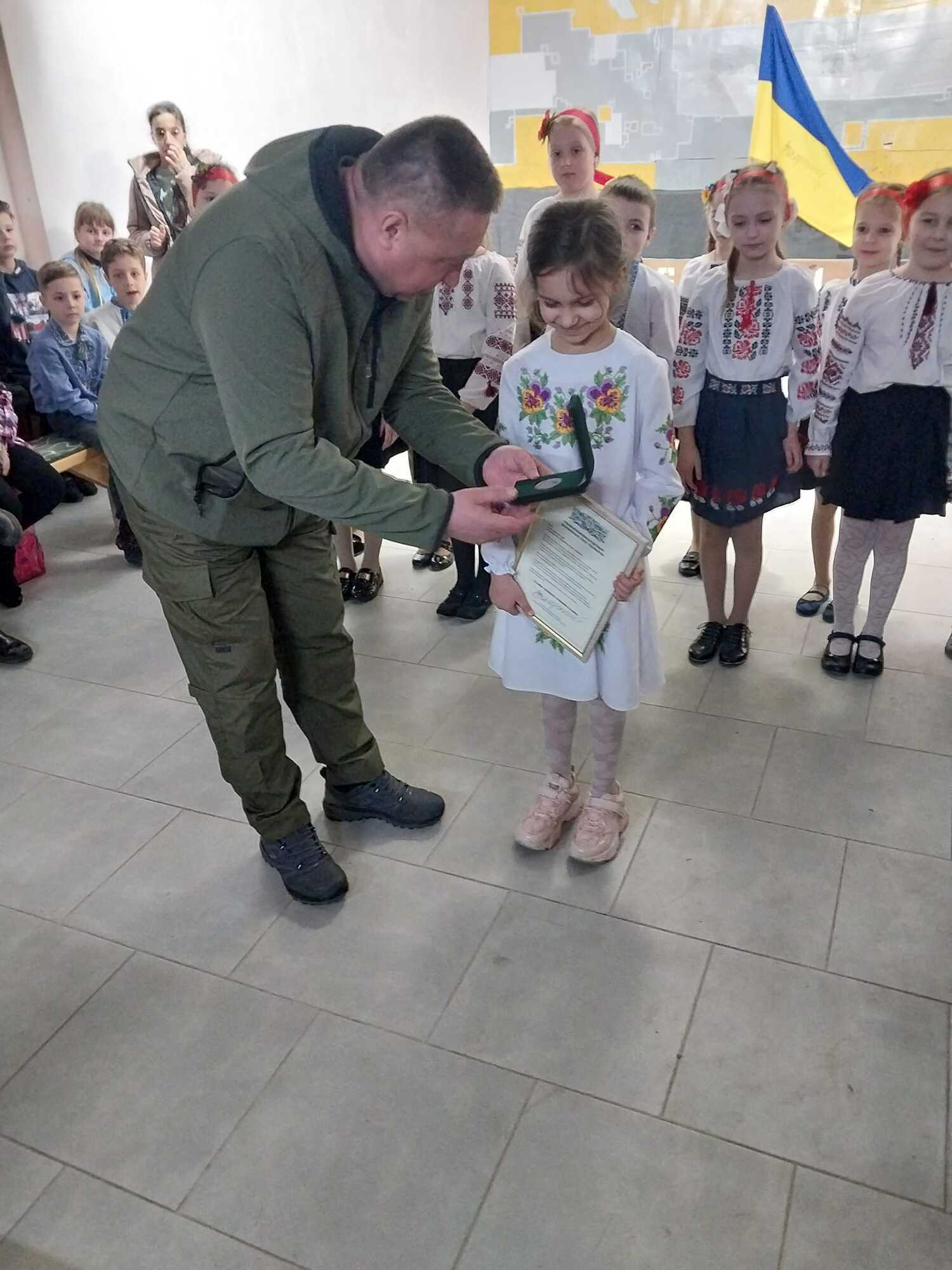 Залужный ответил школьнице из Ивано-Франковска на письмо и отблагодарил ее за патриотизм. Фото