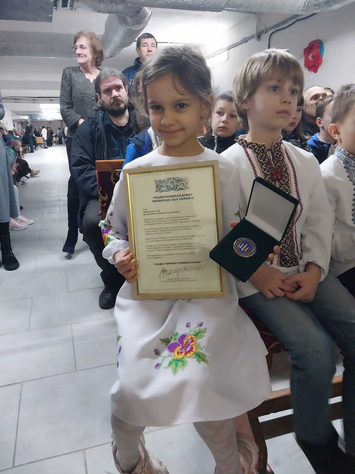 Залужный ответил школьнице из Ивано-Франковска на письмо и отблагодарил ее за патриотизм. Фото