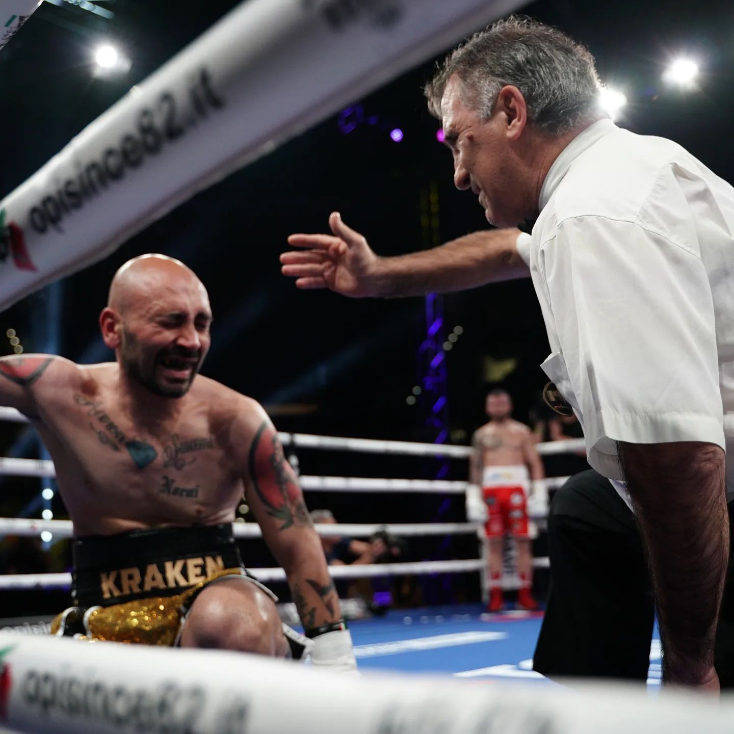 В Италии боксер победил "отложенным" нокаутом и крикнул "Слава Украине!", станцевав гопак. Видео