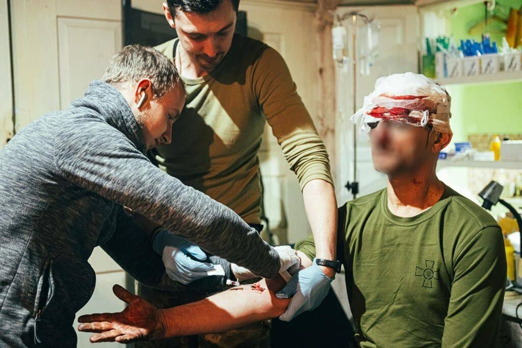 Українські медики за 3 години допомогли 28 пораненим українським воїнам під Авдіївкою: фото з стабпункту