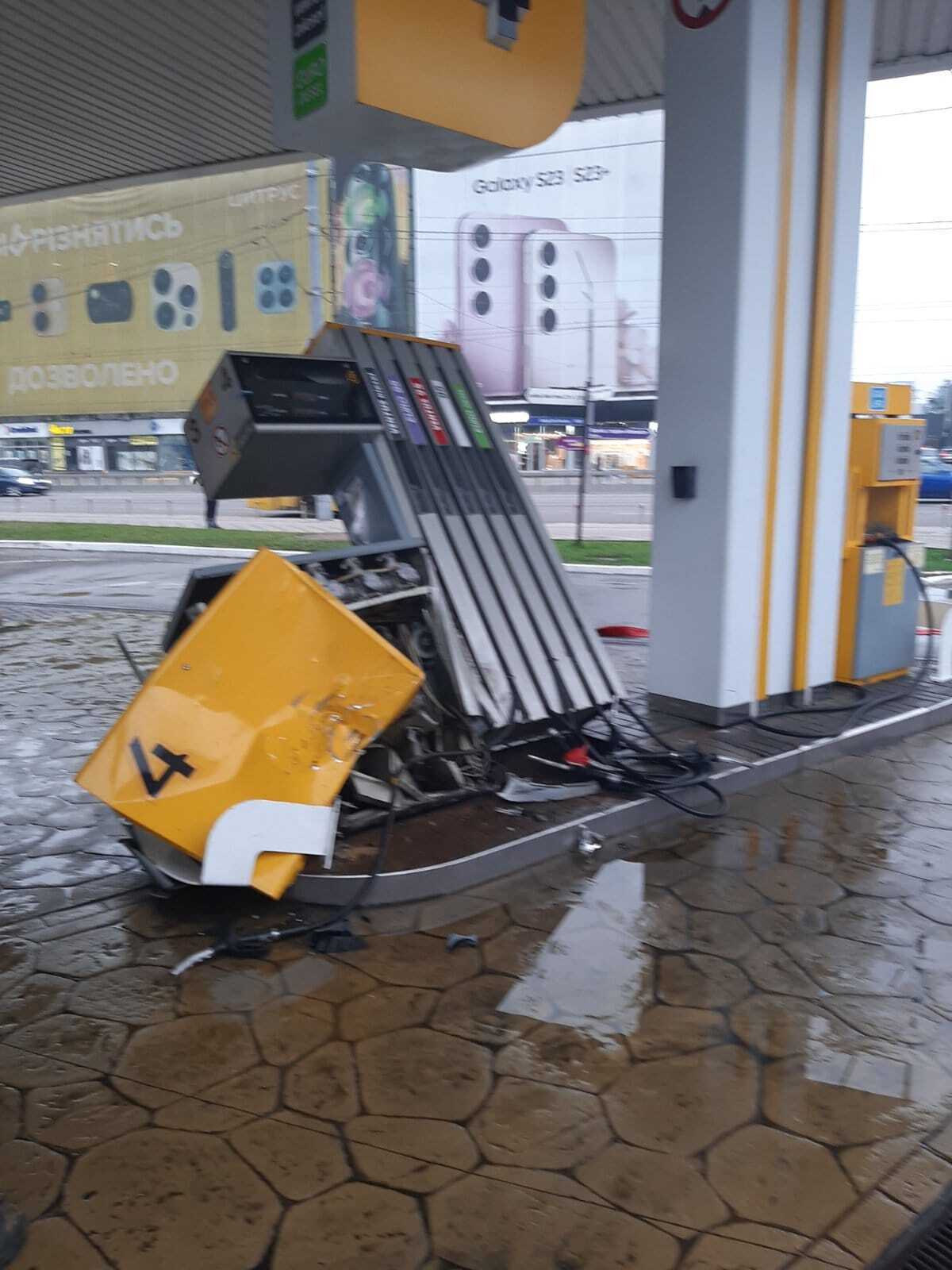 В Киеве легковушка на скорости снесла автозаправочную колонку на АЗС. Фото